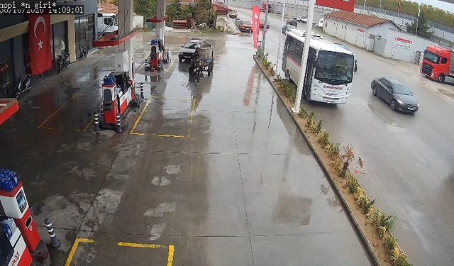 Yakıtı biten aracı at arabasıyla 2 kilometre çekti