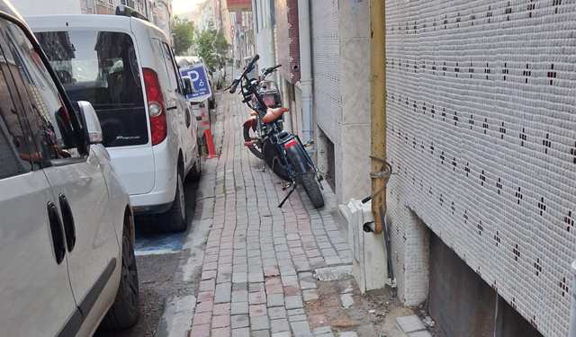 Kaldırımlara Bırakılan Araçlar Yayaları Zorluyor