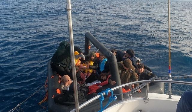 Ayvalık açıklarında 27’si çocuk 40 düzensiz göçmen kurtarıldı
