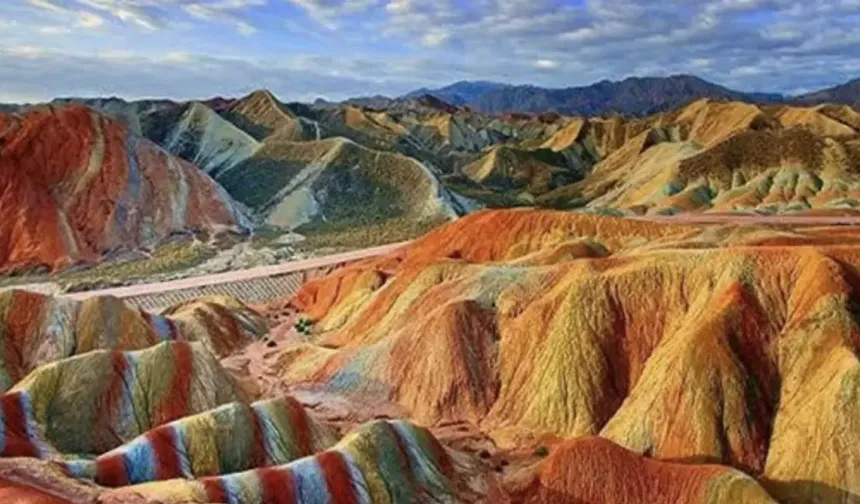 Renkleri ve Güzellikleriyle Dünyanın Dört Bir Yanından İlgi Çekici Tepeler