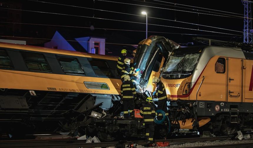 Çekya'da iki tren kafa kafaya çarpıştı: 4 ölü, 22 yaralı