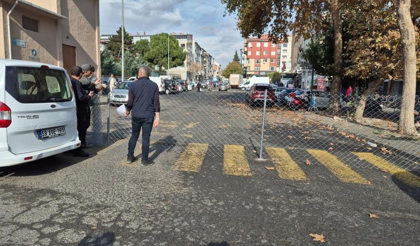 Tekirdağ'da tapulu yol gerilimi: Yolu tel örgü ile kapattılar