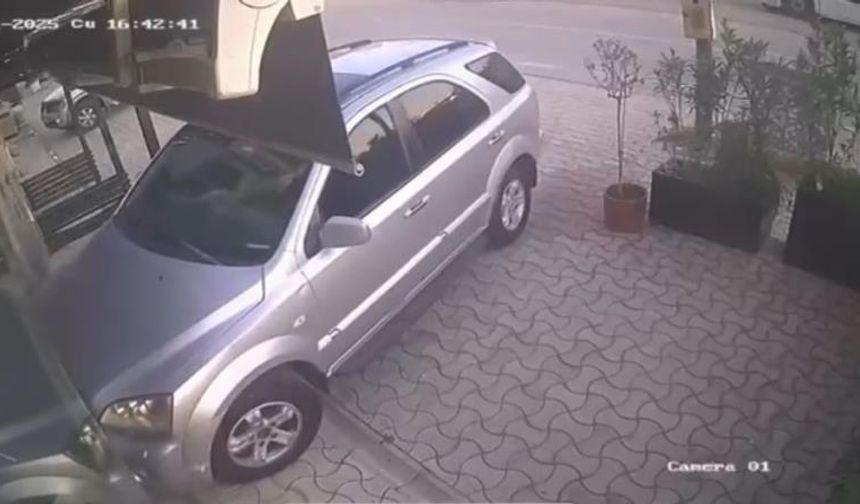 Kuaförlük yapan kiracısının dükkanına otomobille daldı...