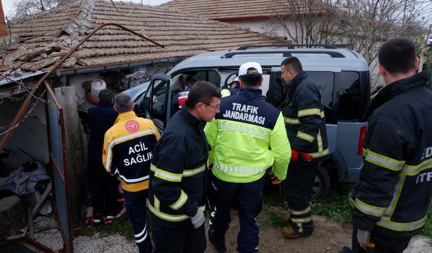 Otomobilin daldığı ev savaş alanına döndü