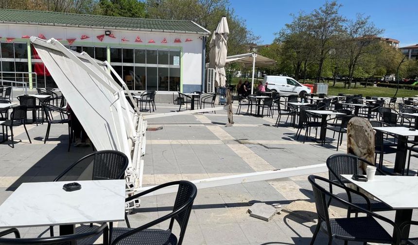 Çay içmeye diye oturduğu kafe bahçesinde tente üzerine devrildi