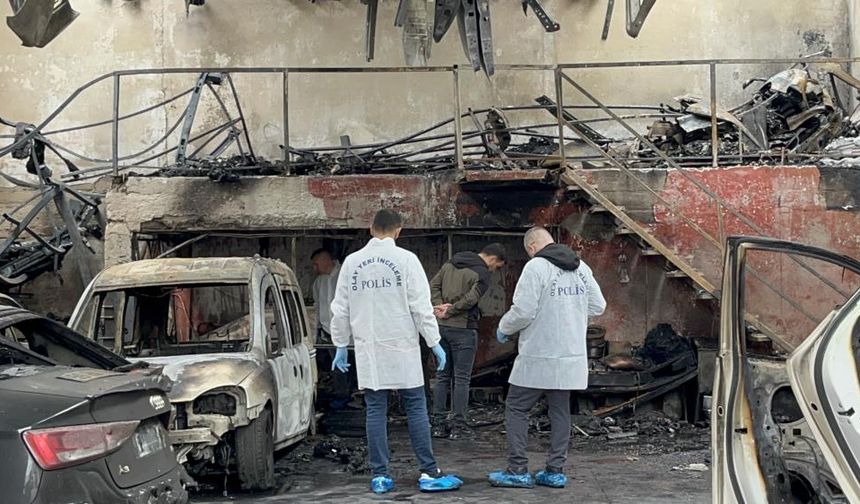 Tekirdağ'da işyeri alev alev yandı: Milyonlarca liralık 6 otomobil küle döndü
