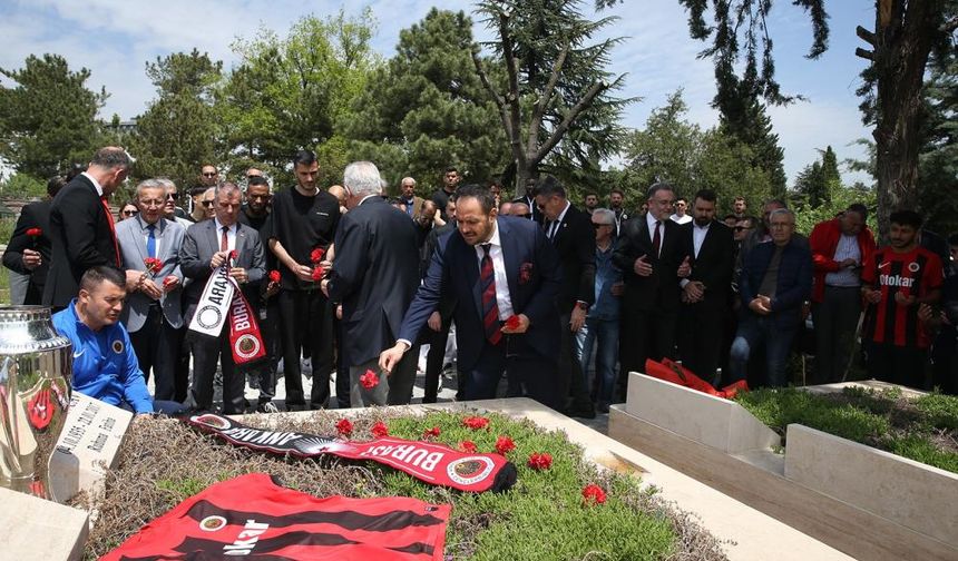 Gençlerbirliği camiası, İlhan Cavcav'ın mezarını ziyaret etti
