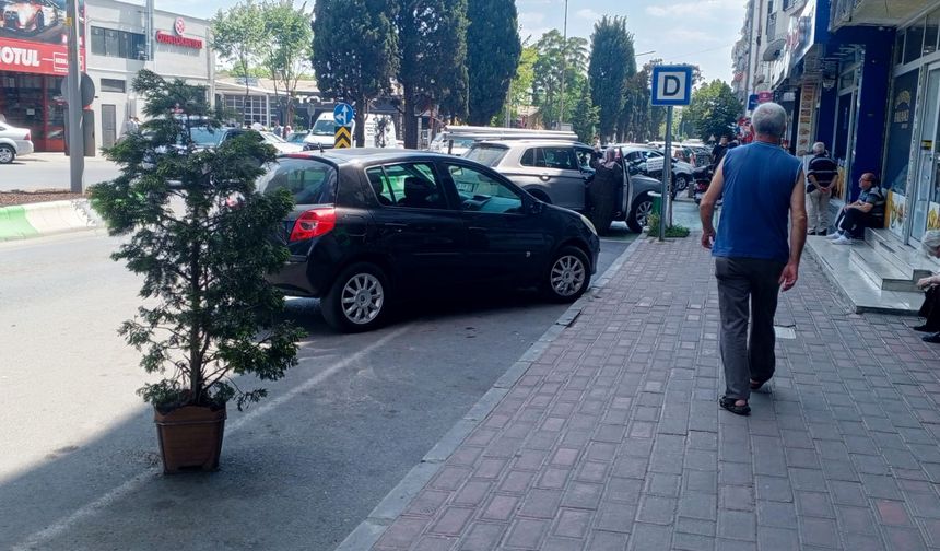 Otobüs Durakları Araç İşgaline Uğruyor
