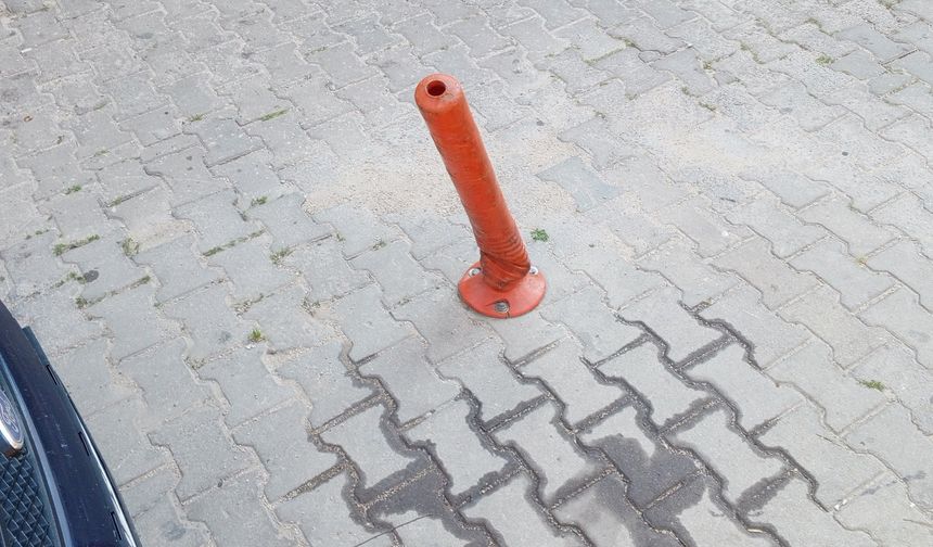 Yol Kenarlarına Konulan Plastik Dubalar Kısa Sürede Deforme Oluyor