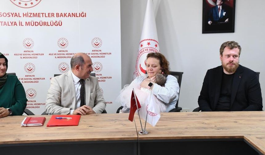 Antalya Havalimanı'nda doğan ve tuvalete bırakılan bebek, Rus yetkililere teslim edildi