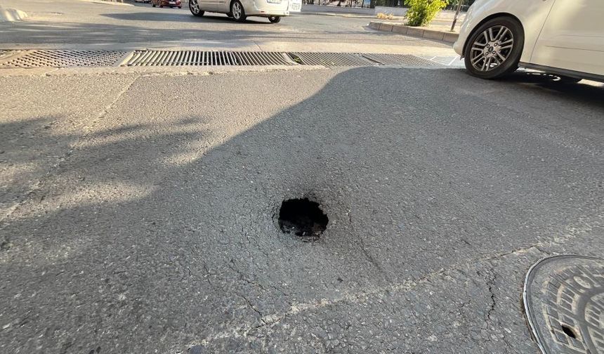 Çorlu’da çukura düşen araç hasar gördü