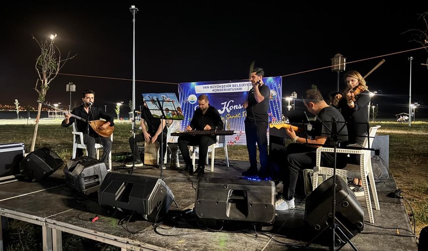 Van Büyükşehir Belediyesi’nin yaz konserlerine yoğun ilgi