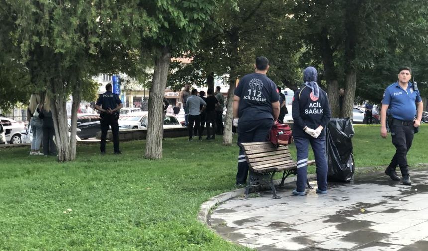 Parkta kızlarının gözü önünde bıçağı boğazına dayayan adamı polisler ikna etti