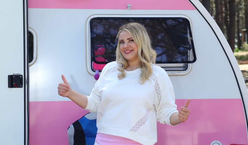 Hamiyet Sözleriyle Pembe Karavanı Salladı