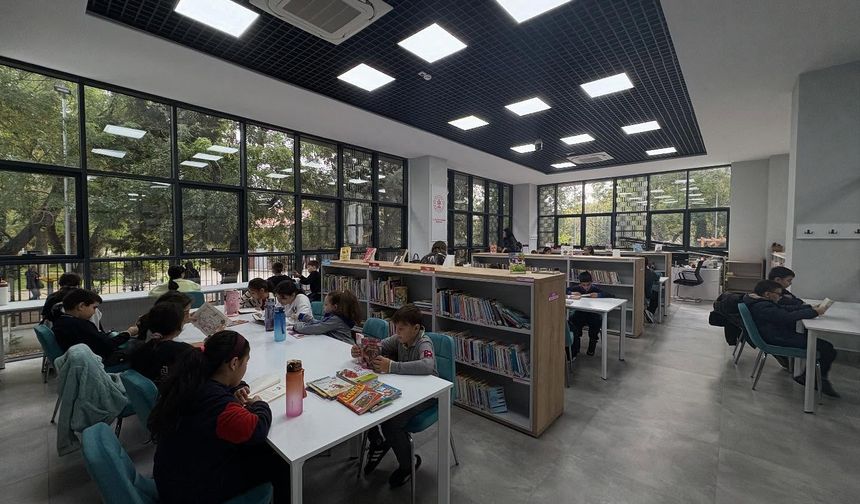 Bahçeşehir Koleji Öğrencilerinden Kütüphane Ziyareti