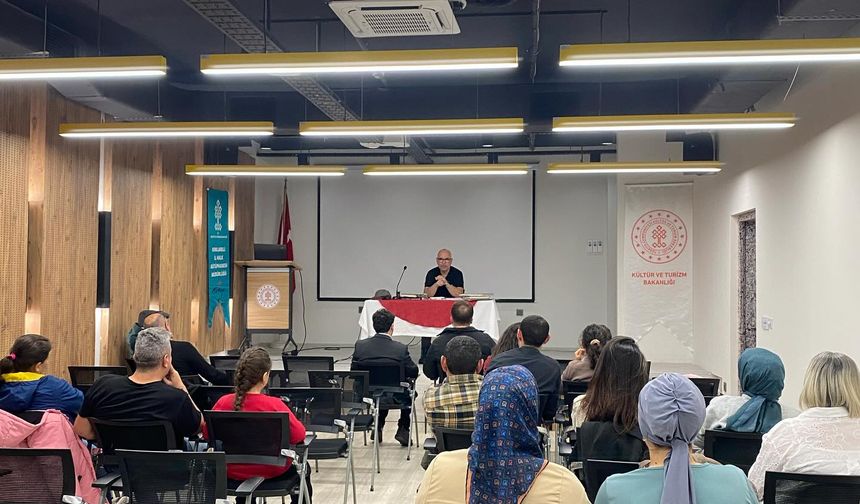 Kütüphanede “Çocuğuma Ne Okutmalıyım” Söyleşisi