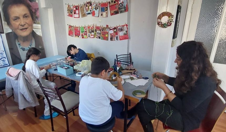 ÇYDD Kırklareli’den Geri Dönüşüm Kapı Çelengi Atölyesi