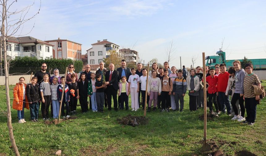 Büyükkarıştıran’da 102. Yıl İçin 102 Fidan Toprakla Buluştu