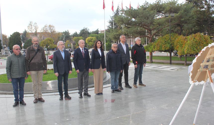 Kırklareli’nde 22 Kasım Dişhekimleri Günü’nde Atatürk Anıtına Çelenk Sunuldu