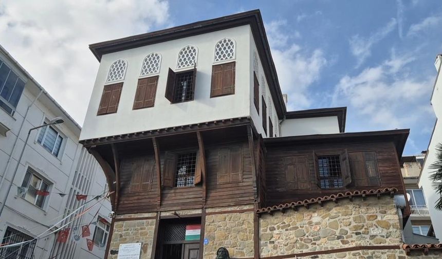 Osmanlı'ya sığınan Macar kralının evi eski günlerini arıyor