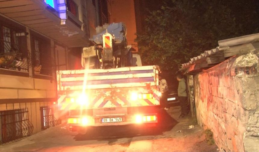 Eyüpsultan'da sokağa dalan vinç dehşet saçtı: Mahalleli sokağa döküldü