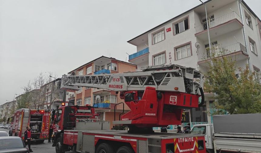 Kendini kilitlediği evini ateşe verdi