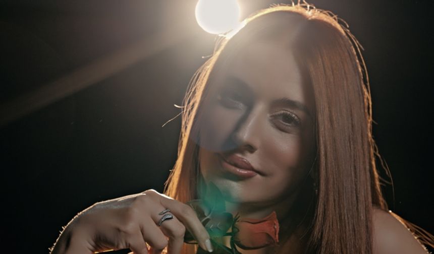 Arzu Efimia' dan Yeni Bir Romantik Şarkı "AŞK ACIMAZKİ "