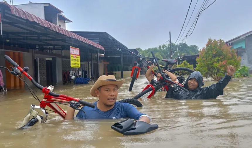 Endonezya’daki sel felaketinde afetzedeler ağaçlara tutunarak kurtarılmayı bekledi
