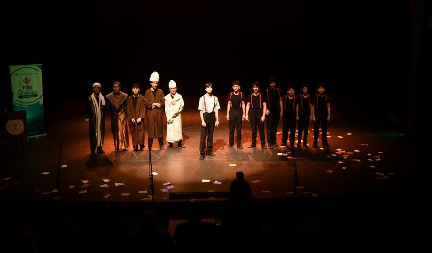 Hayata köprü sanat projesi kapsamında "Altın Çağ" tiyatro gösterisi sahnelendi