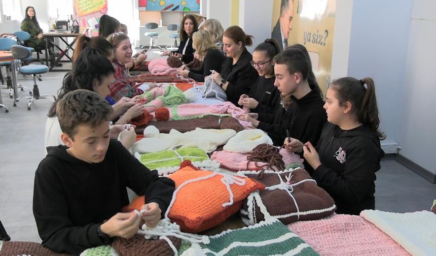 Edirne'de ilmekler iyilik için atılıyor: Çocuklar örüyor, anneler birleştiriyor