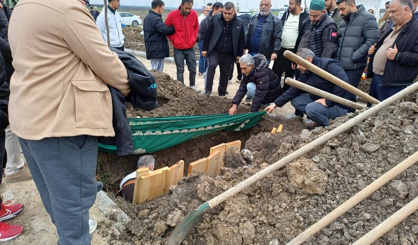 Evinde vahşice öldürülen kadın toprağa verildi