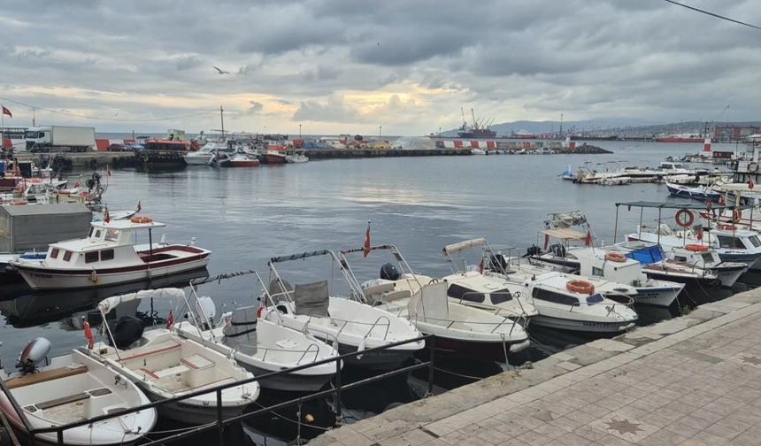 Poyraz küçük tekne balıkçılarını limana bağladı, ağlar tamire alındı