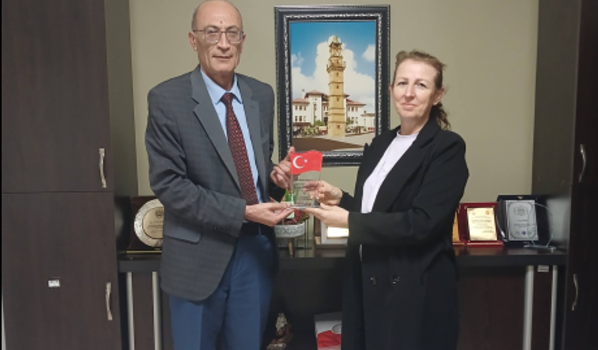 Vize’de Eğitime Katkı Sunan İsimlere Teşekkür Plaketi