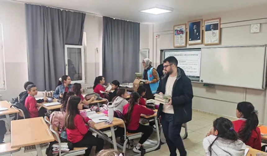 Seçmeli Kur’an Dersi Alan Öğrencilere Kur’an-ı Kerim Hediye Edildi