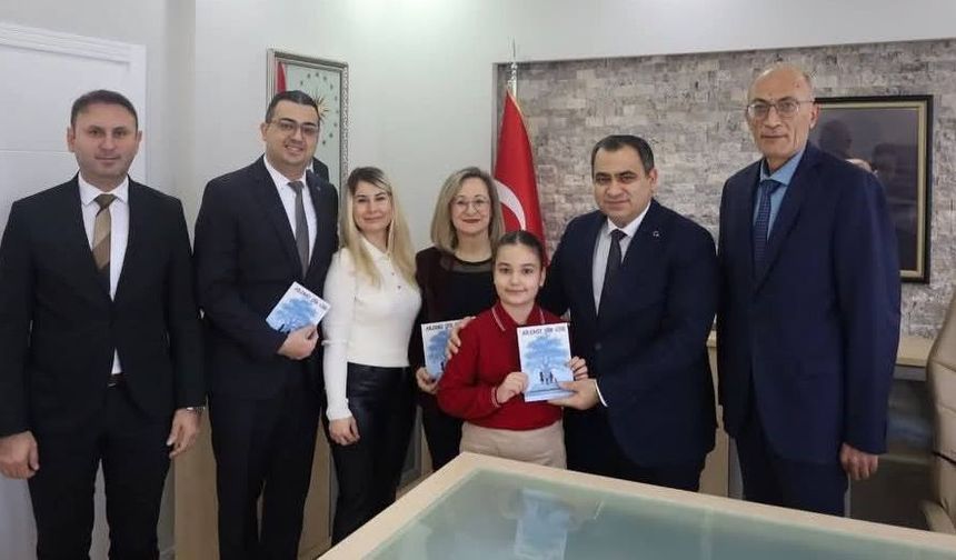 Şiir Kitabı Kaymakam Balaban’a Verildi