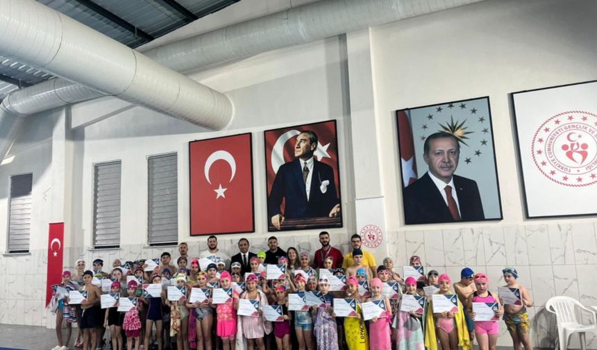 “Yüzme Bilmeyen Kalmasın” Projesinde Öğrencilere Sertifika Verildi