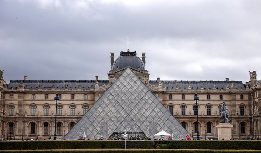 Louvre Müzesi’nde su sızıntısı: Yaklaşık 400 nadir kitap hasar gördü