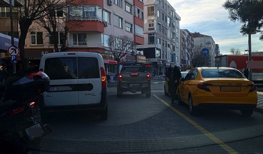Akan Yolda Yapılan Geçici Park, Kent Merkezinde Trafiği Durma Noktasına Getirdi