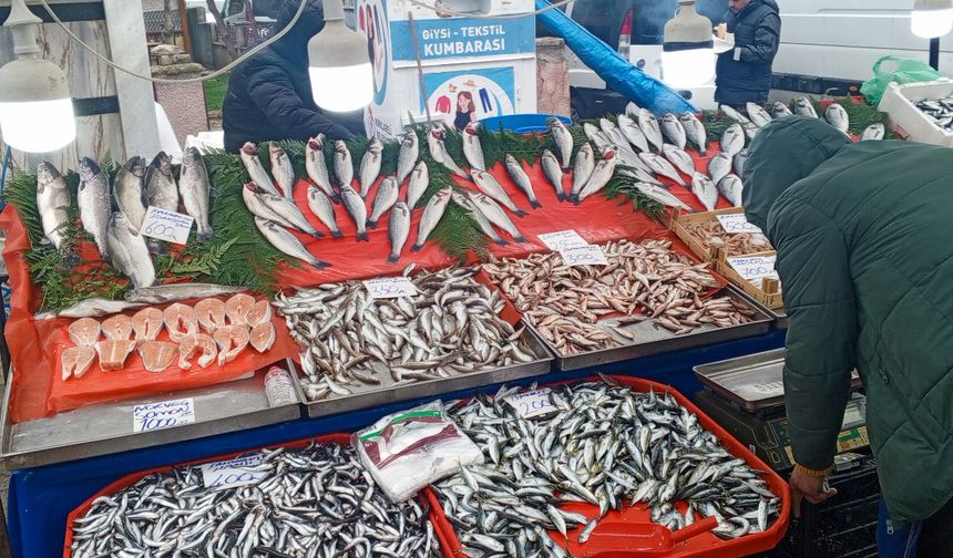 Cumartesi Pazarında Balık Tezgâhları Cep Yaktı