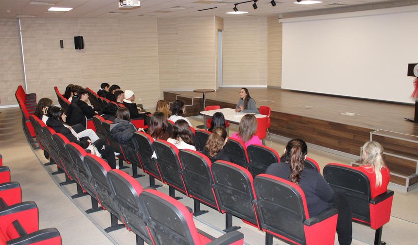 Öğrenciler Hastanede Sağlık Mesleklerini Tanıdı