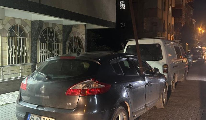Avcılar'da şiddetli rüzgarda kopan 6 metrelik demir çubuk otomobile saplandı