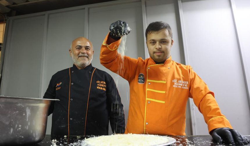 Dünyanın en iyi tatlısı seçilen ‘Antakya Künefesi' down sendromlu Mehmet'in ellerinde tat buluyor