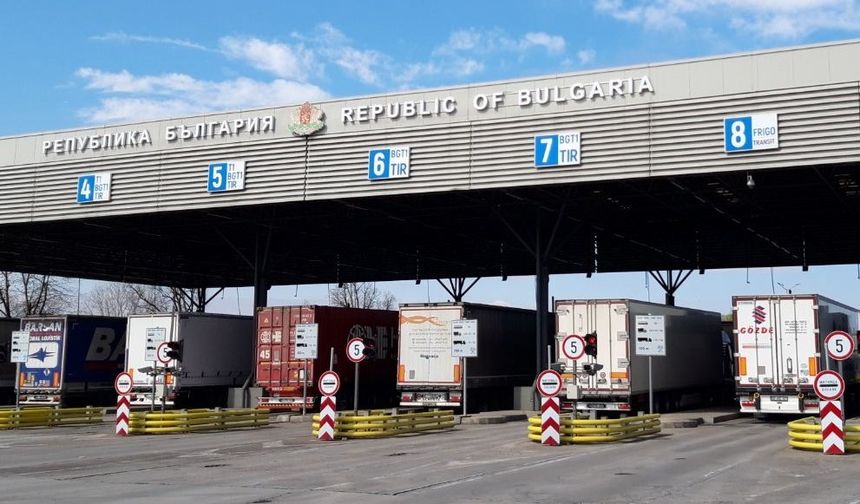 Türkiye'ye gelmek isteyen tırlardaki 85 bin euro ve 426 gram altın komşuya takıldı