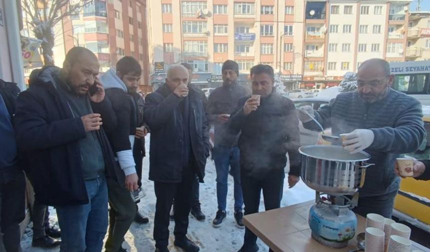 Sivas’ta yürekleri ısıtan dayanışma, karla mücadele çalışanlarına sıcak süt ikramı