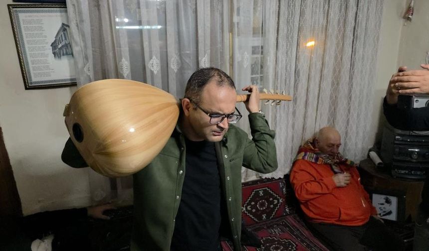 Görme engelli sanatçı sazı ensesinde çalıyor