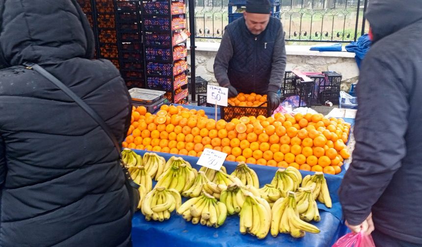 Cumartesi Pazarında Sebze ve Meyve Fiyatları Geniş Aralıkta Seyretti