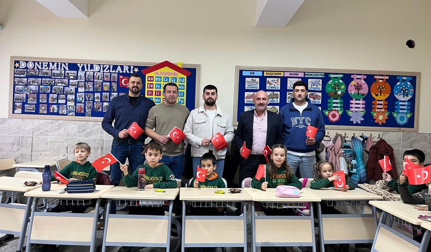 Evrenspor’dan Öğrencilere Türk Bayrağı Hediyesi