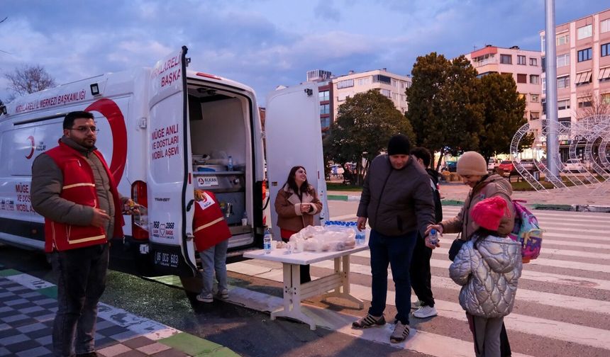 Kızılay’dan İftara Yetişemeyenlere Sıcak İkram