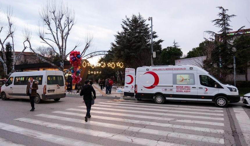 Kızılay’dan İftara Yetişemeyenlere Sıcak Çorba İkramı