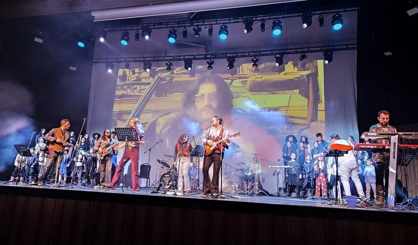 Kocaeli'de öğrenciler Barış Manço şarkılarıyla yarıştı